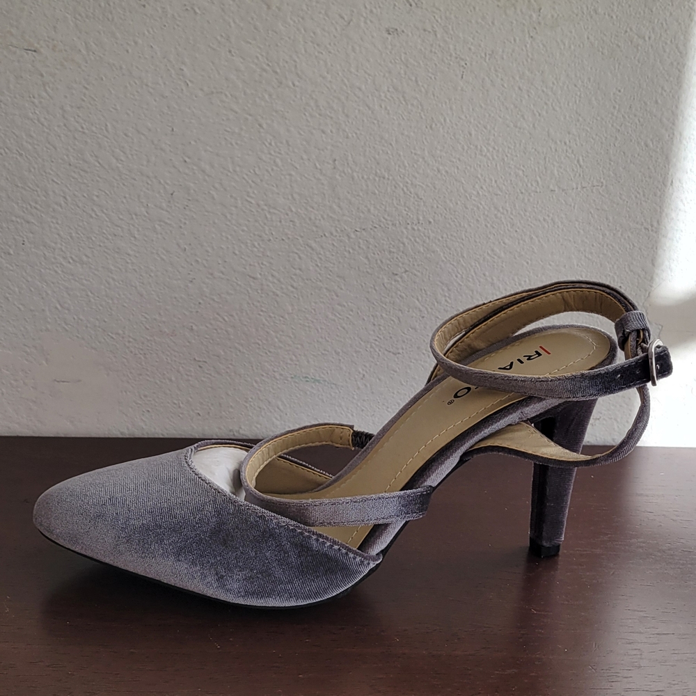 Rialto Women's Elegant Gray Heels - Picture 5 of 12